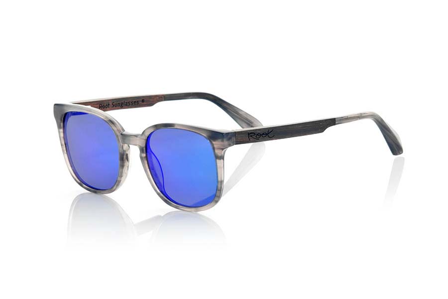 Wood eyewear of Ebony modelo TEIDE. MAUNA sunglasses of the MIXED PREMIUM series are manufactured with the front in acetate CAREY grey quality and sideburns in natural ebony wood finished in Rod covered with grey Carye acetate that can be adjusted if necessary. It is rounded variation of a classic mount, very popular style to the wayfarer combined series with blue REVO or grey lenses. The quality of the materials and their perfect completion will surprise you. Front size: 140x47mm | Root Sunglasses® 